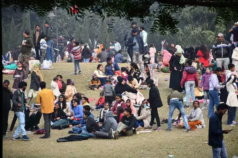 Prayagraj Welcomes 2024 with Festive Fervor, Markets & Parks Buzzing