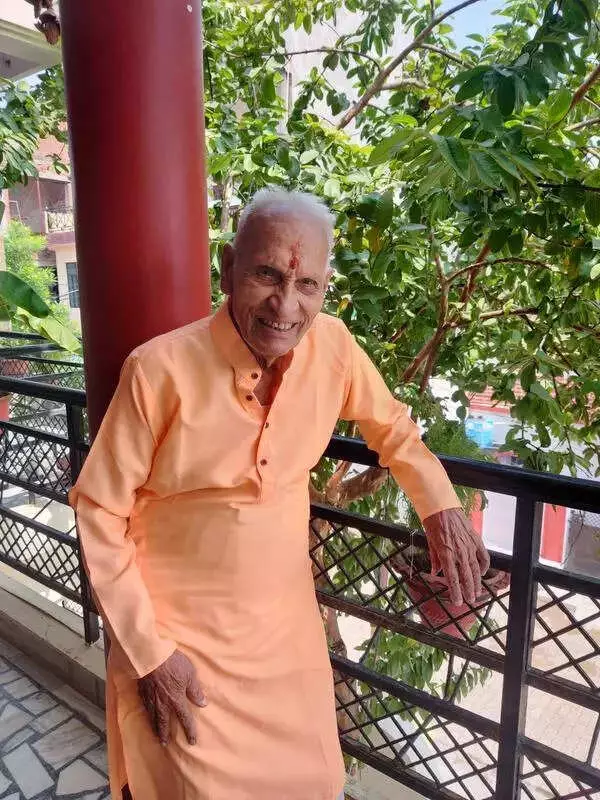 Prayagraj's 100-Year-Old Former Blind School Principal Donates Eyes After Death