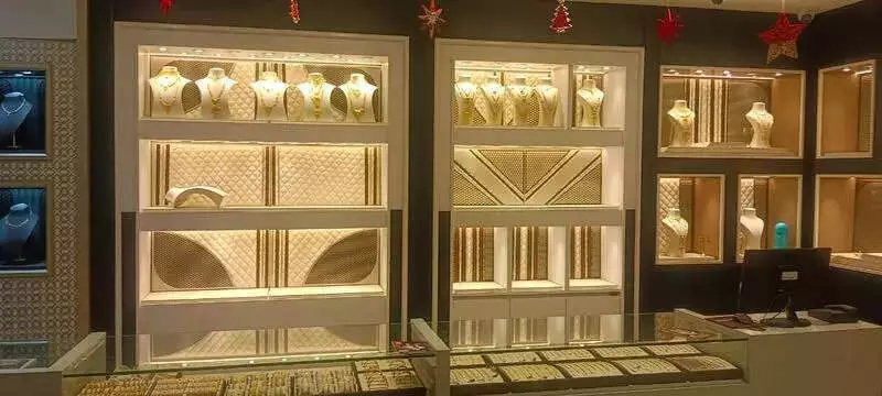 Pune Hotel Tragedy: Wai Jeweller Found Dead in Suspected Suicide Case