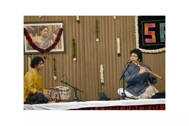 Rakesh Chaurasia's Flute Magic Captivates Ahmedabad, Only 2 Phone Users in 800