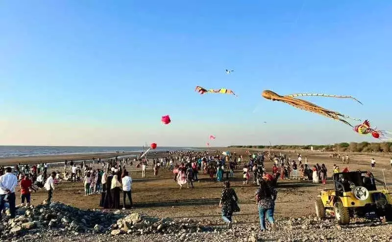 Surat Police Implements One-Way & Heavy Vehicle Ban for Smooth Suvali Beach Festival
