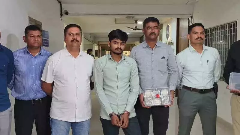 Surat SOG Arrests Diamond Worker with Rs 5 Lakh Fake Currency