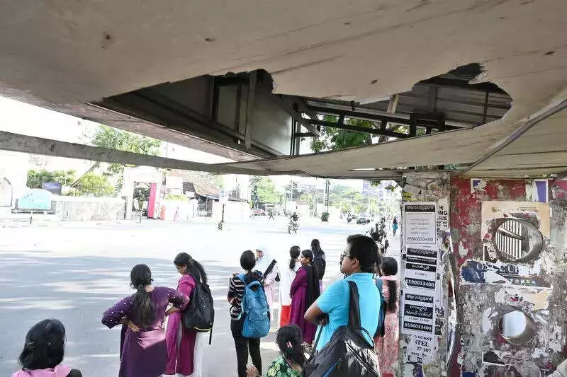 Thiruvananthapuram's Bus Shelter Crisis: Commuters Risk Lives Daily at Exposed Stops