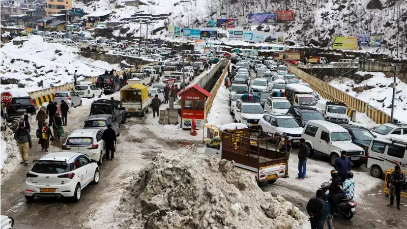 Tourists Snowed In at Manali: Long Vehicle Lines Amble Over White Blanket