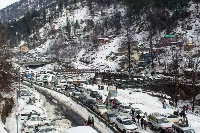Tourists Trapped in Manali as Sub-Zero Temperatures and Traffic Gridlock Paralyze Town