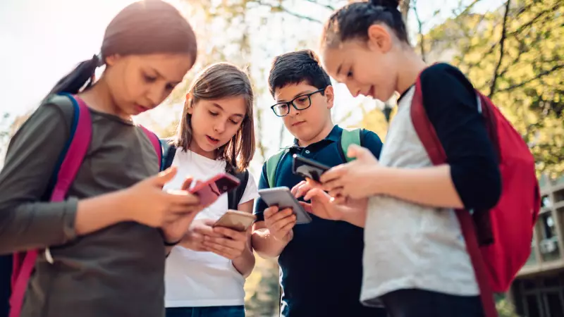 US Teens Spend Over 1 Hour Daily on Phones in School, Study Reveals
