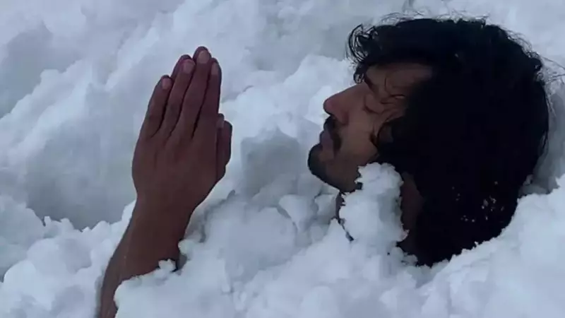 Vidyut Jammwal's Naked Tree Climbing Video Sparks Online Frenzy: The Sahaja Philosophy Explained