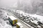 Himachal Pradesh Breaks Dry Spell with Heavy Snowfall, Traffic Chaos in Manali