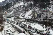 Tourists Trapped in Manali as Sub-Zero Temperatures and Traffic Gridlock Paralyze Town
