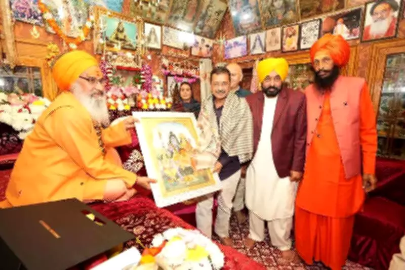 AAP Leaders Kejriwal and Mann Visit Sangrur Temple on Mahashivaratri