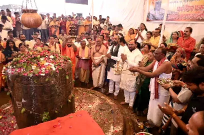 Ancient Mahashivling Draws Massive Devotees for Mahashivaratri in Chandrapur