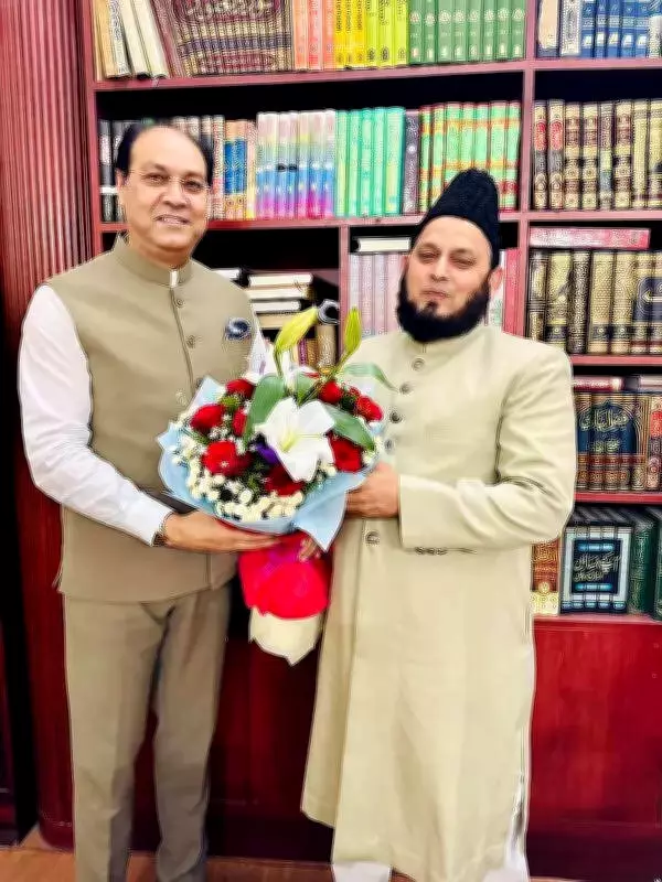 BJP's Mohsin Raza Meets Imam Maulana Khalid Rasheed, Exchanges Ramzan Greetings in Lucknow
