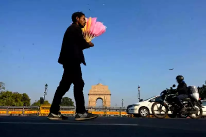 Delhi Records Warm Day at 30.9°C, IMD Forecasts Drizzle and Temperature Dip