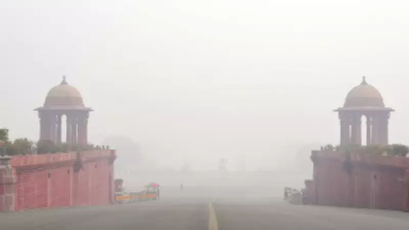 Delhi Wakes Up to Dense Fog and Moderate Air Quality Across Most Areas