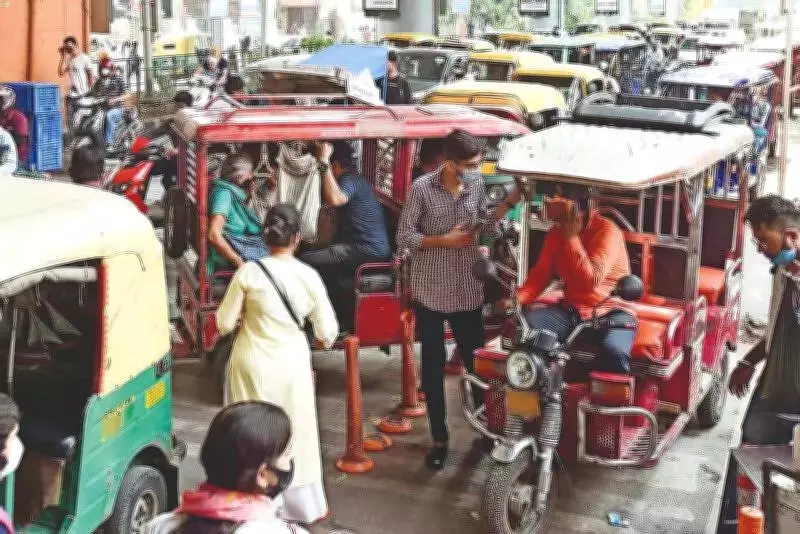 Delhi's E-Rickshaw Boom Exposes Uneven Mobility and Safety Crisis