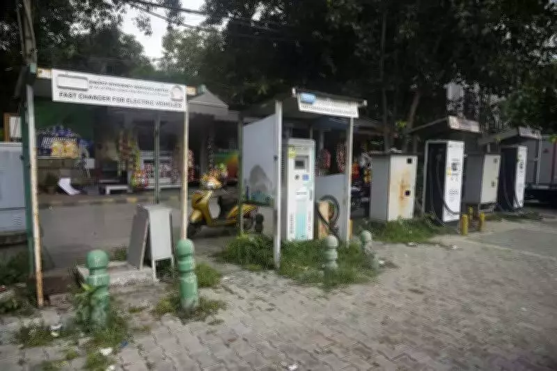 Delhi's EV Charging Gap: 27,179 Points Short, NCR Cities Face Similar Deficits