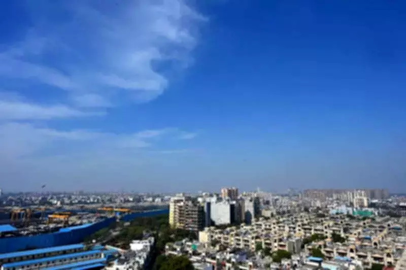 Delhi's Temperature Soars to 28°C as Sunshine Returns After Brief Drizzle