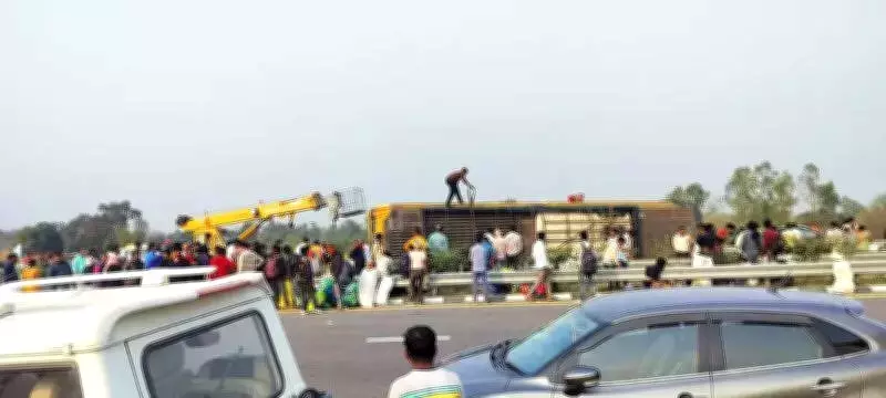 Drunk Driver Blamed for Fatal Bus Crash on Lucknow Expressway, 5 Dead