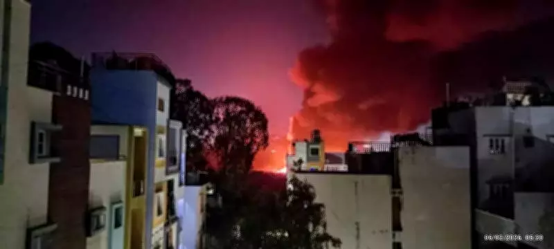 Early Morning Fire Destroys 13 Labourer Sheds and Vehicle Near Bengaluru's Hosa Lake