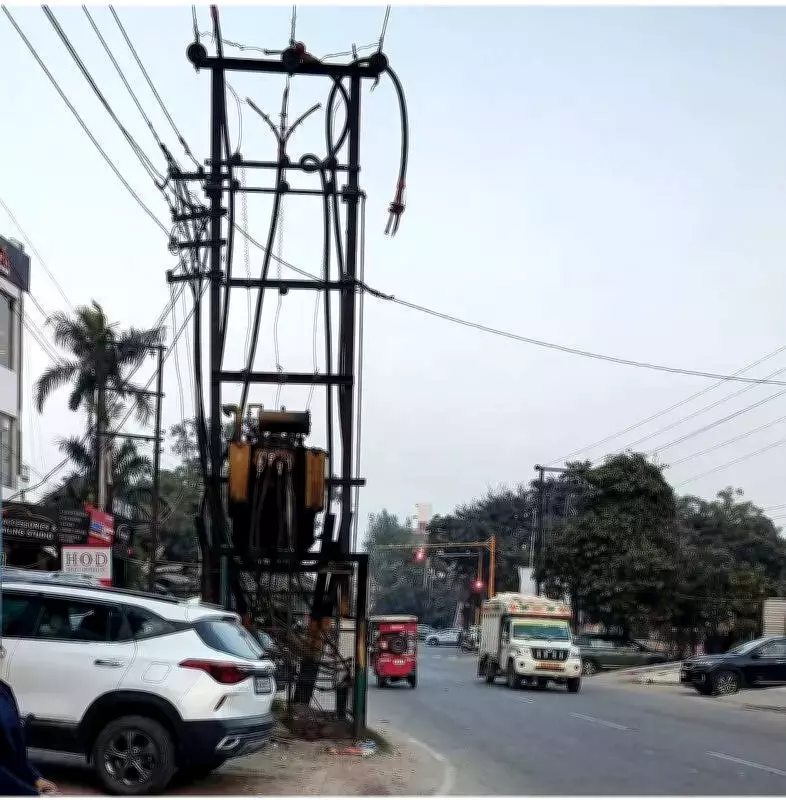 Ghaziabad Residents Demand Road Safety Fixes Over Hazardous Double Pole