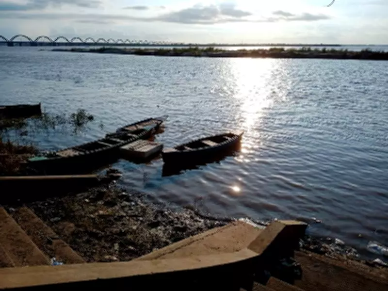 Godavari Gold Rush: Villagers Scour Receding River for Valuables in Paithan