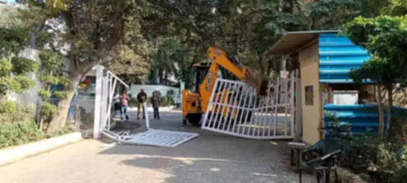 Gurgaon Authorities Demolish 13 Unauthorized Gates, Clear Green Belt Encroachment