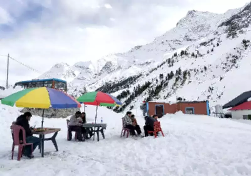 Himachal Pradesh's High Altitudes Witness Fresh Snowfall, Temperatures Plunge