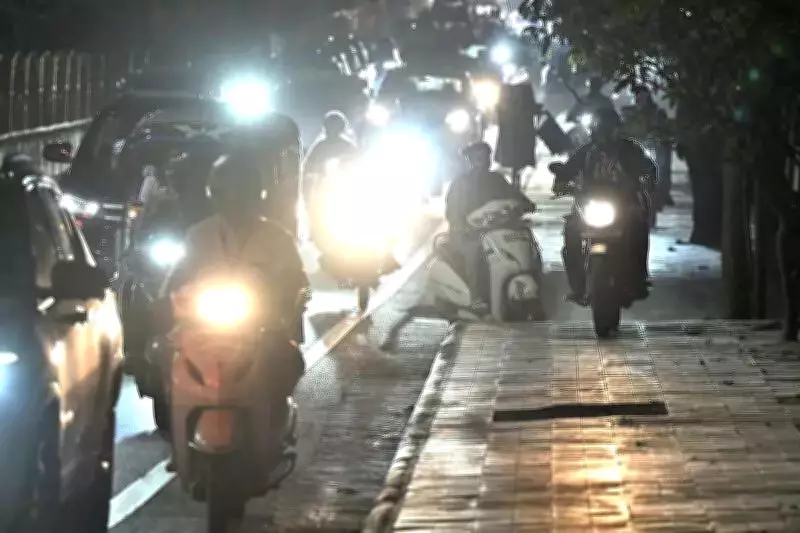 Hyderabad's Vanishing Footpaths: Pedestrians Forced Onto Dangerous Roads