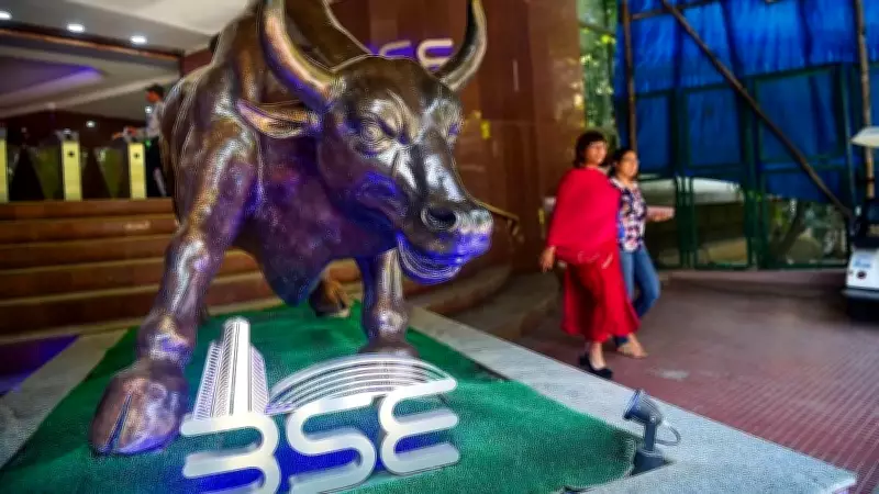 Indian Stock Markets Plunge in Early Trade Amid IT Sector Weakness