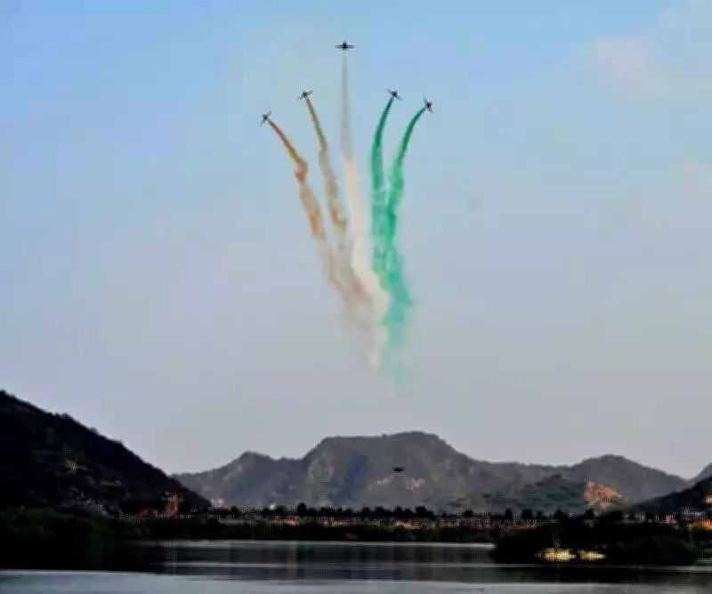 Jaipur's Skies Dazzle as IAF's Suryakiran and Sarang Teams Perform Aerobatic Spectacle