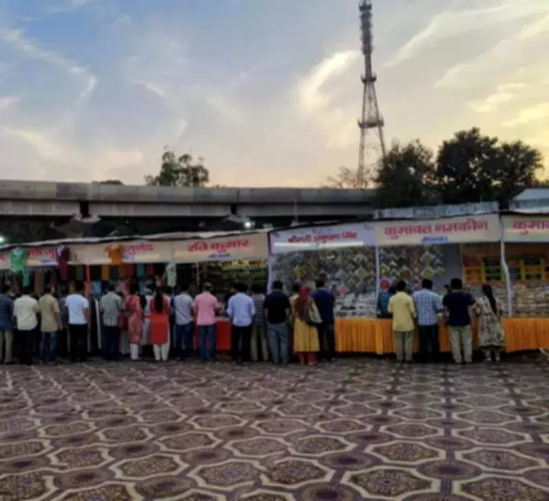 Khadi Exhibition in Kanpur Sees High Demand for Traditional Crafts and Snacks