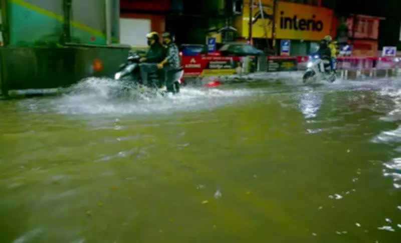 Kochi's MG Road Waterlogging Crisis: Authorities Conduct Joint Inspection After Flooding