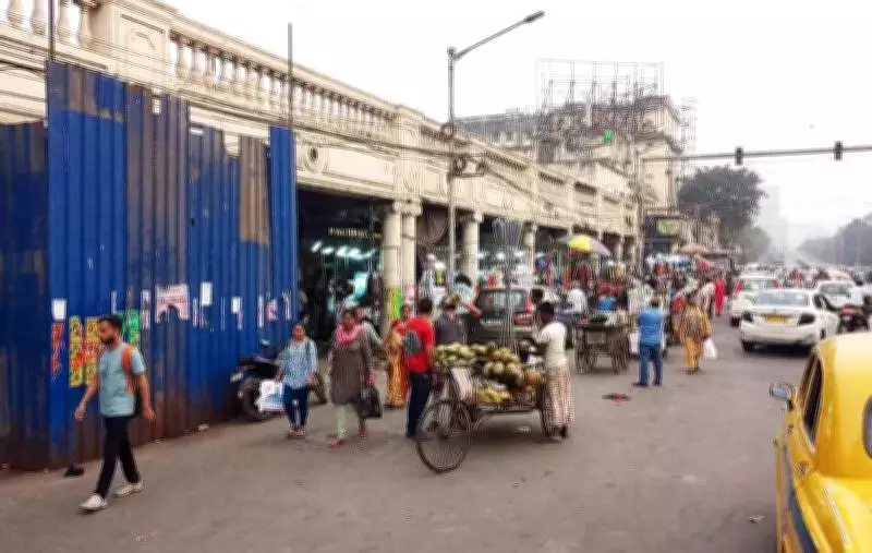 Kolkata Hawkers Reoccupy Pedestrian Channel, Forcing Walkers Back Onto Road
