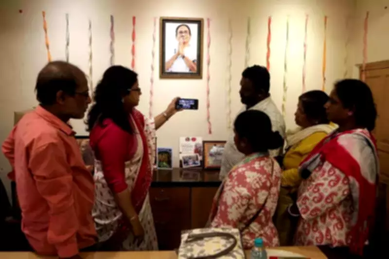 Kolkata Pauses for Mamata's Supreme Court SIR Hearing: Citizens Find Voice in Legal Battle