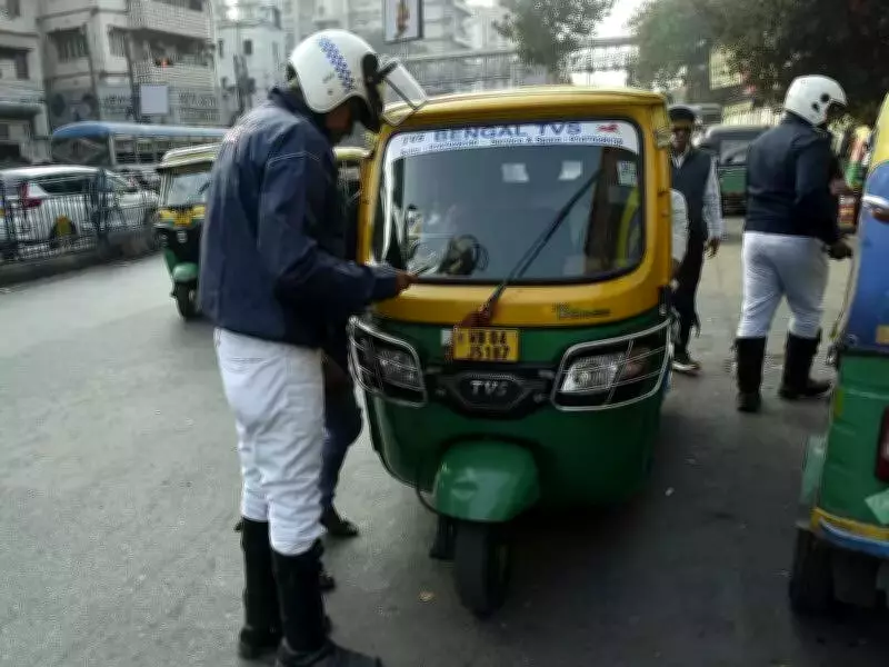 Kolkata Police Enforces New Auto Parking Rules at Ultadanga Crossing