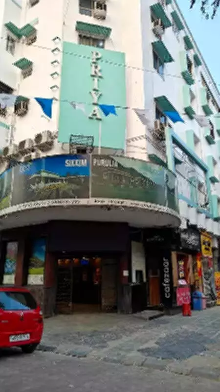 Kolkata Single Screens Suspend Shows Amid Content Crisis and Low Footfall