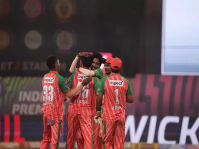 Kolkata Tigers Secure Playoff Spot with Thrilling 2-Wicket Victory Over Hyderabad