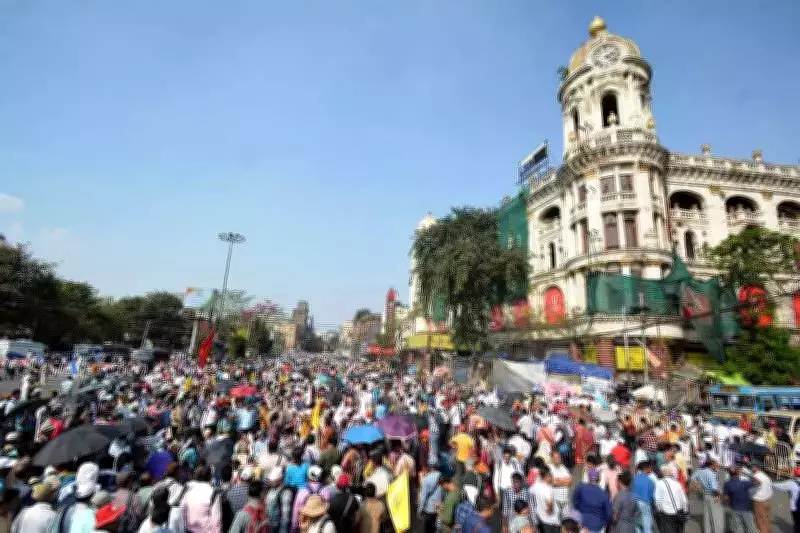 Kolkata Traffic Gridlock as DA Protesters Block City Center, Stranding Ambulances