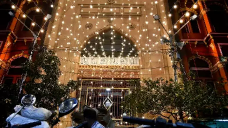 Kolkata's Ramadan Begins with Crescent Sighting, Philanthropy Surges