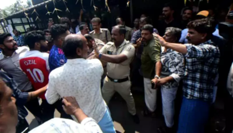 Kozhikode School Clash and Bar Vandalism During Kerala's Nationwide Strike