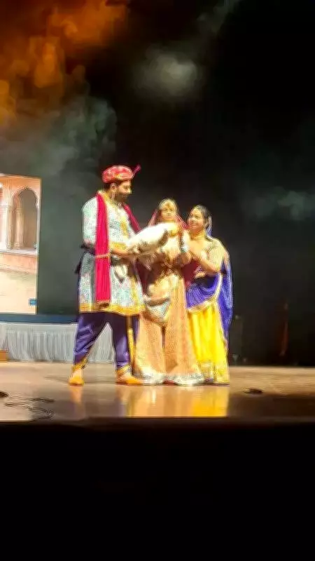 Lucknow Play 'Purja Purja Kat Mare' Depicts Ultimate Sacrifice for Love