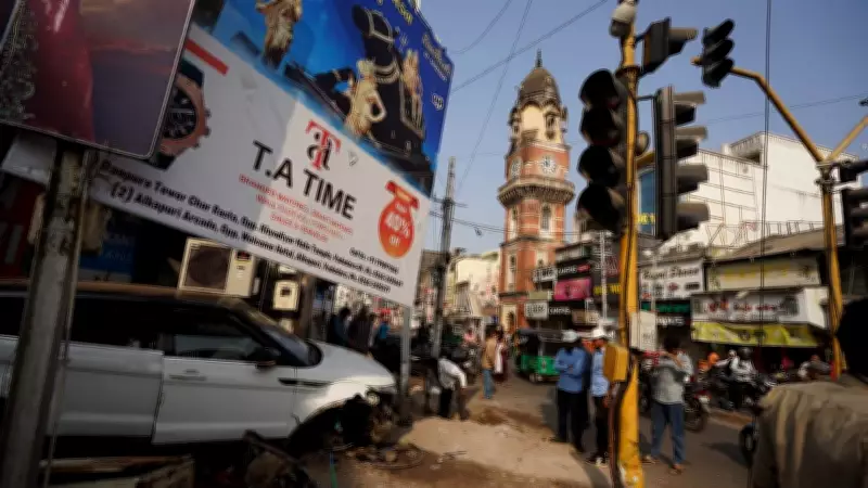 Luxury SUV Rips Out Traffic Pole in Vadodara; Police Hunt for Driver