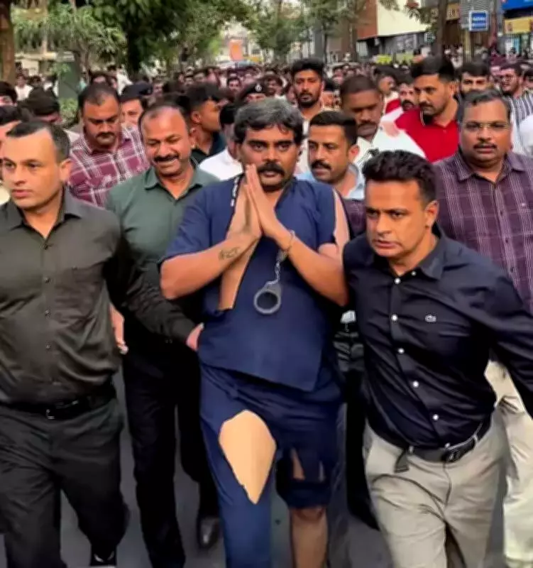 Massive Crowd Demands Justice as Police Reconstruct History-Sheeter's Crime in Surat