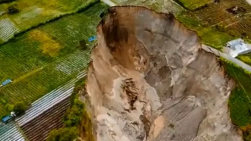 Massive Sinkhole in Indonesia's Aceh Expands, Threatening Farmland and Homes