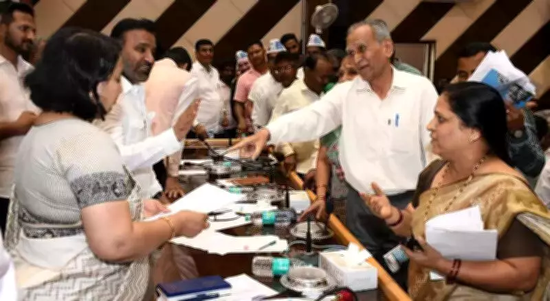 Minister Santosh Lad Presides Over Dharwad Janata Darshan, Receives 87 Petitions