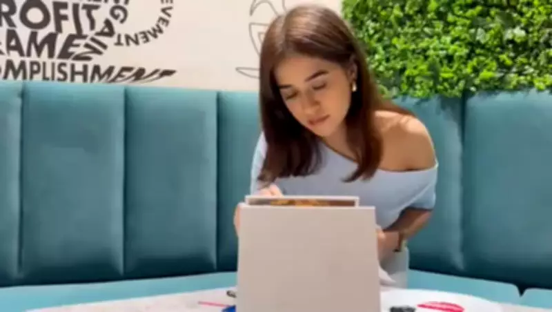 Model Painting Art Canvas: A Timeless Fusion of Visual and Performing Arts