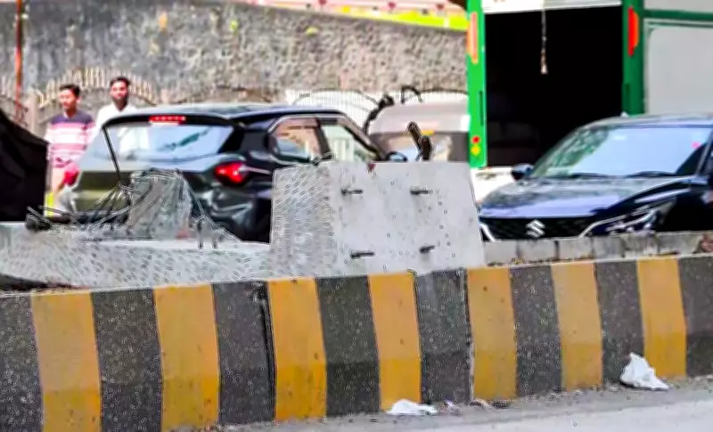 Mumbai Metro Parapet Wall Collapse: 1 Dead, 3 Injured as Slab Falls on Vehicles