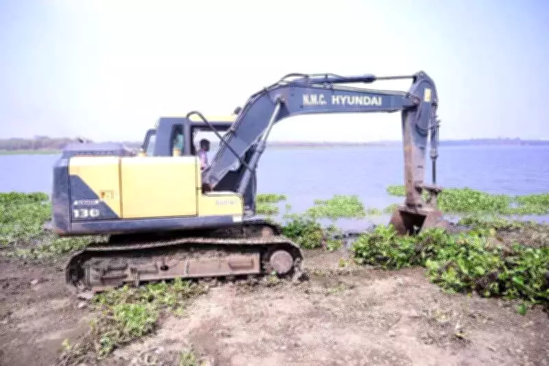 Nagpur Civic Body Launches Drive to Clear Water Hyacinth from Ambazari Lake