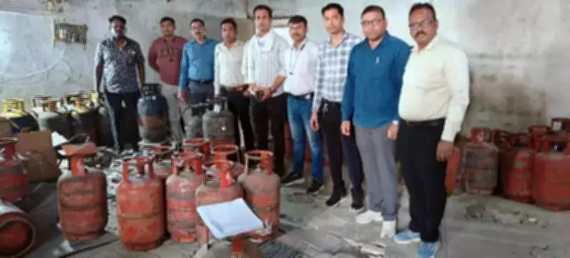 Nagpur Crime Branch Busts Major LPG Black Marketing Racket, Seizes ₹12 Lakh Contraband