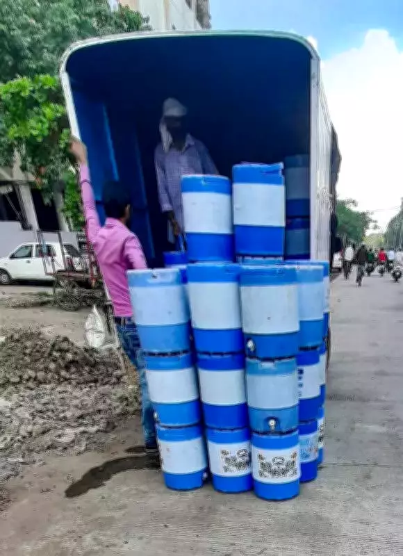 Nagpur's Canned Water Crisis: Regulatory Vacuum Exposed in Crucial Meeting